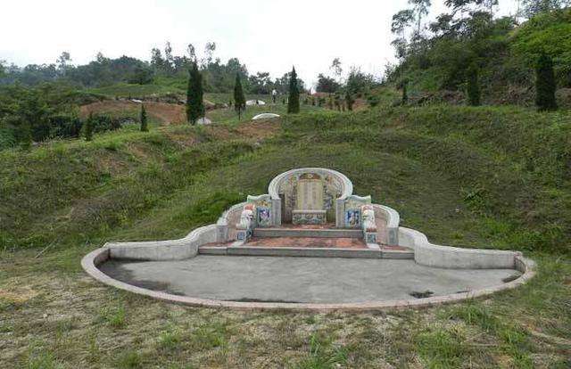 风水坟地地填土有什么影响_坟地风水真的影响个人财运_坟地风水对老二影响