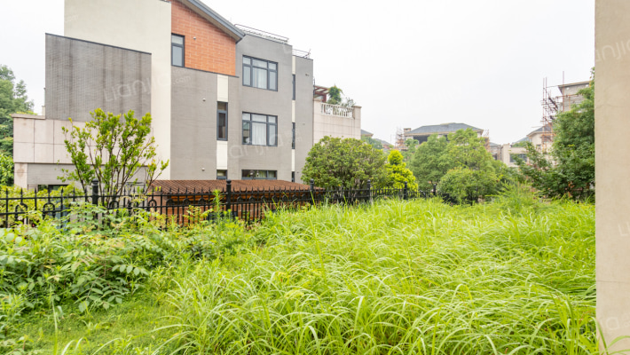 临湖而建独栋别墅探寻不同别墅建筑的窗外光景