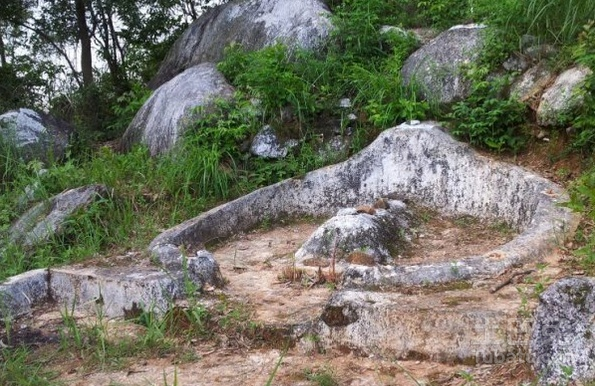 阴宅风水：坟地后面有大石头，后代抬不起头