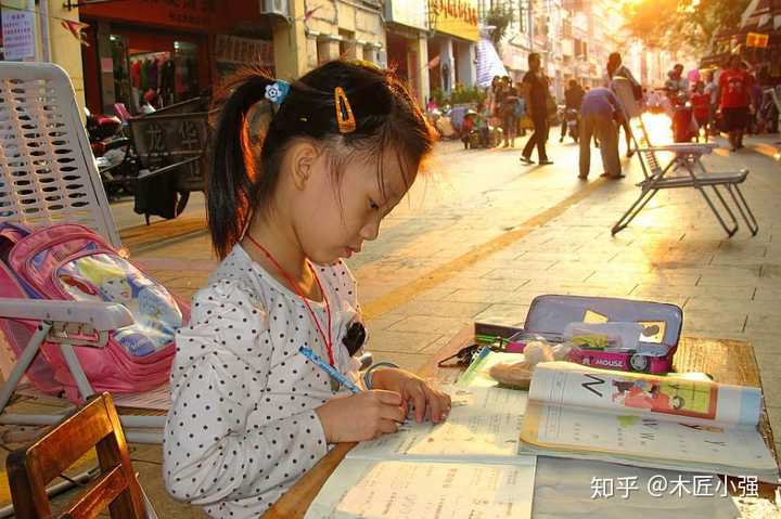 在客厅还是孩子房间打造书柜塑造学习空间的核心